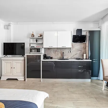 Luna Queen Std - Pool & Apartment