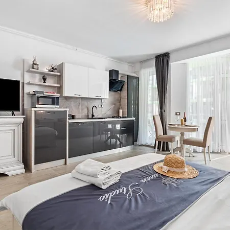 Luna Queen Std - Pool & Apartment
