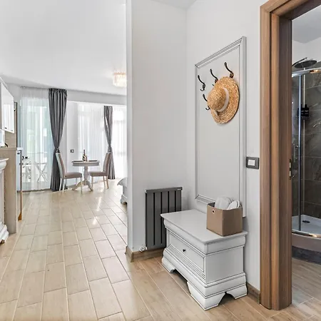 Luna Queen Std - Pool & Apartment